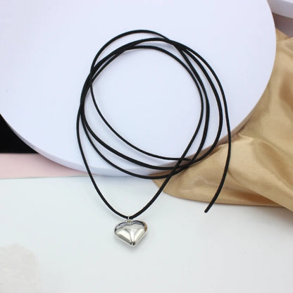 Collier ras du cou en velours noir avec pendentif cœur pour femme