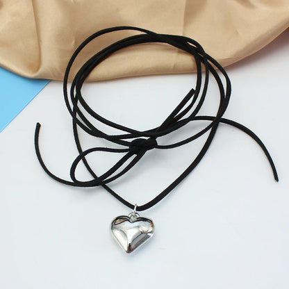 Collier ras du cou en velours noir avec pendentif cœur pour femme