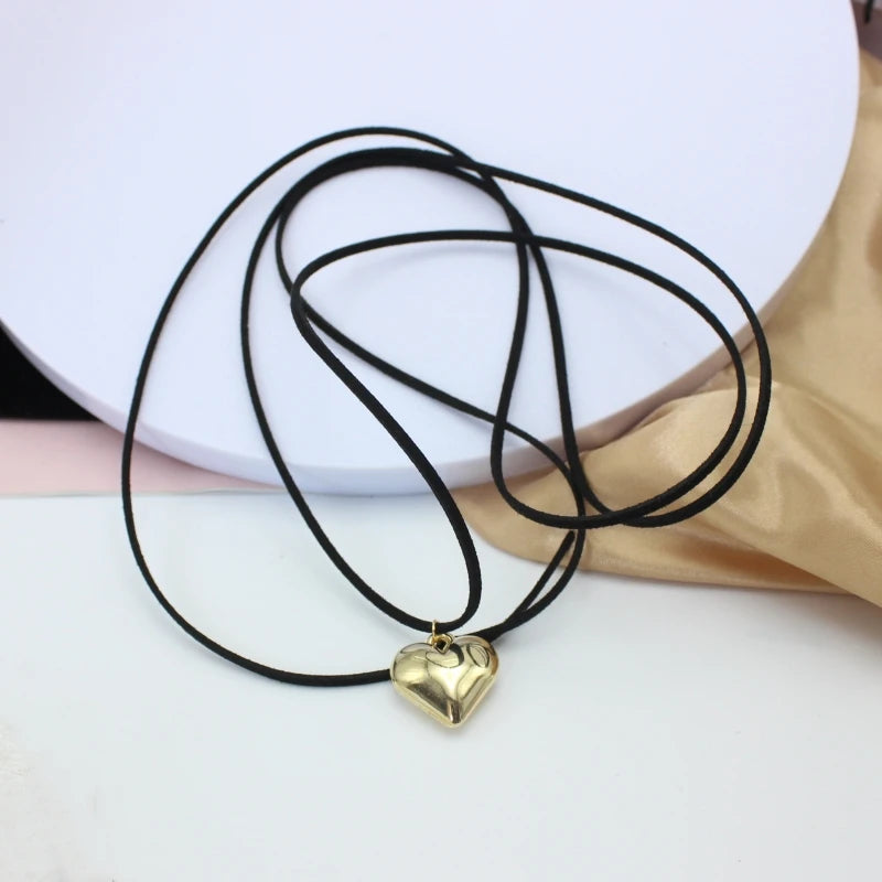 Collier ras du cou en velours noir avec pendentif cœur pour femme