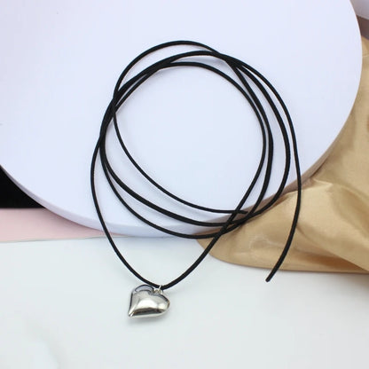 Collier ras du cou en velours noir avec pendentif cœur pour femme