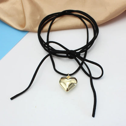 Collier ras du cou en velours noir avec pendentif cœur pour femme